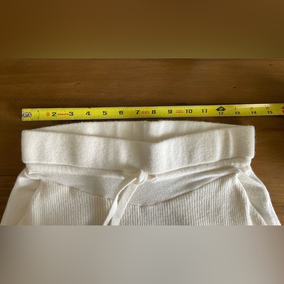 Cream Wide Leg Knit Pants & crop top for Casual Elegance - Picture 10 of 11